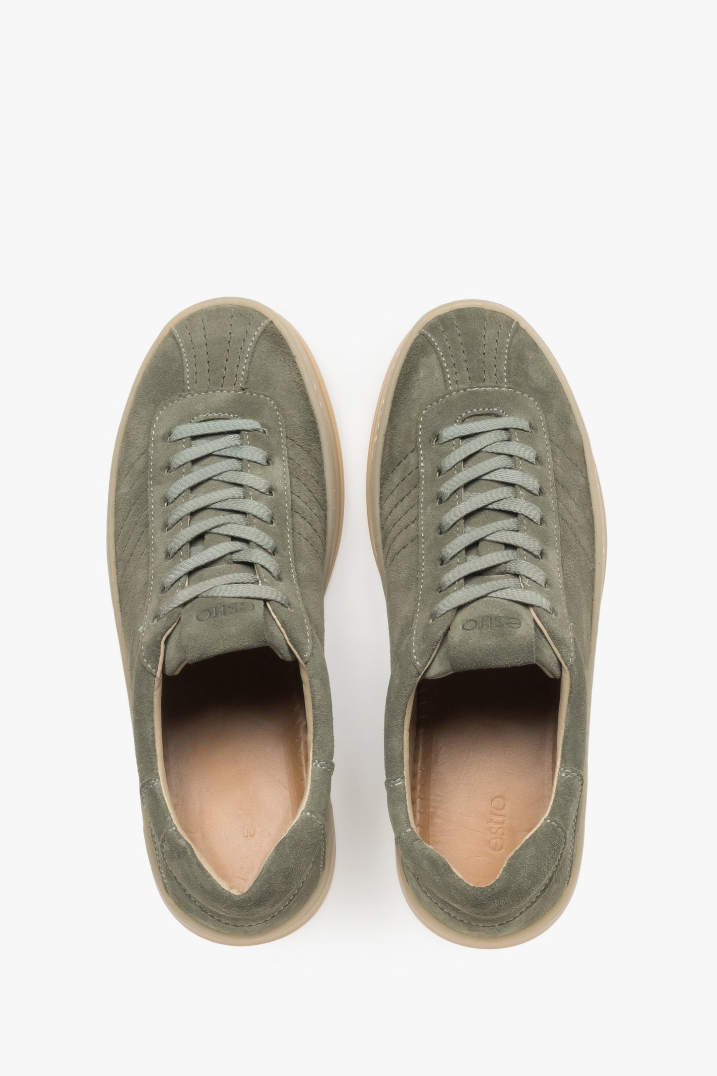 Draufsicht auf das Paar olivgrüner Damen-Sneaker mit Schnürung.