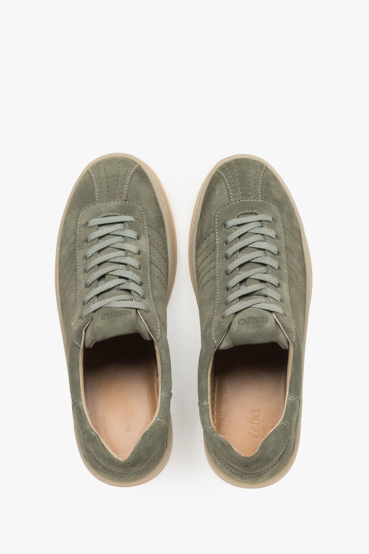 Draufsicht auf das Paar olivgrüner Damen-Sneaker mit Schnürung.