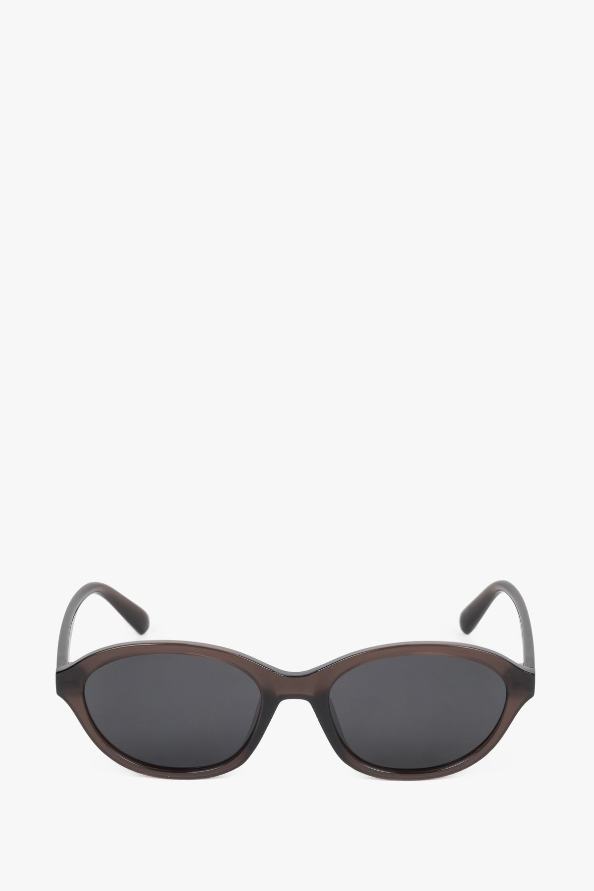 Frontale Ansicht der ovalen braunen Sonnenbrille mit transparentem Rahmen und dunklen Linsen