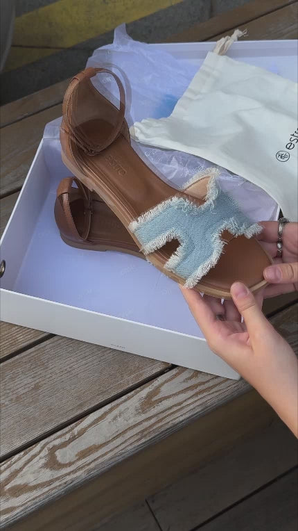 Video-Präsentation der braunen Ledersandalen mit ausgefranstem Denim