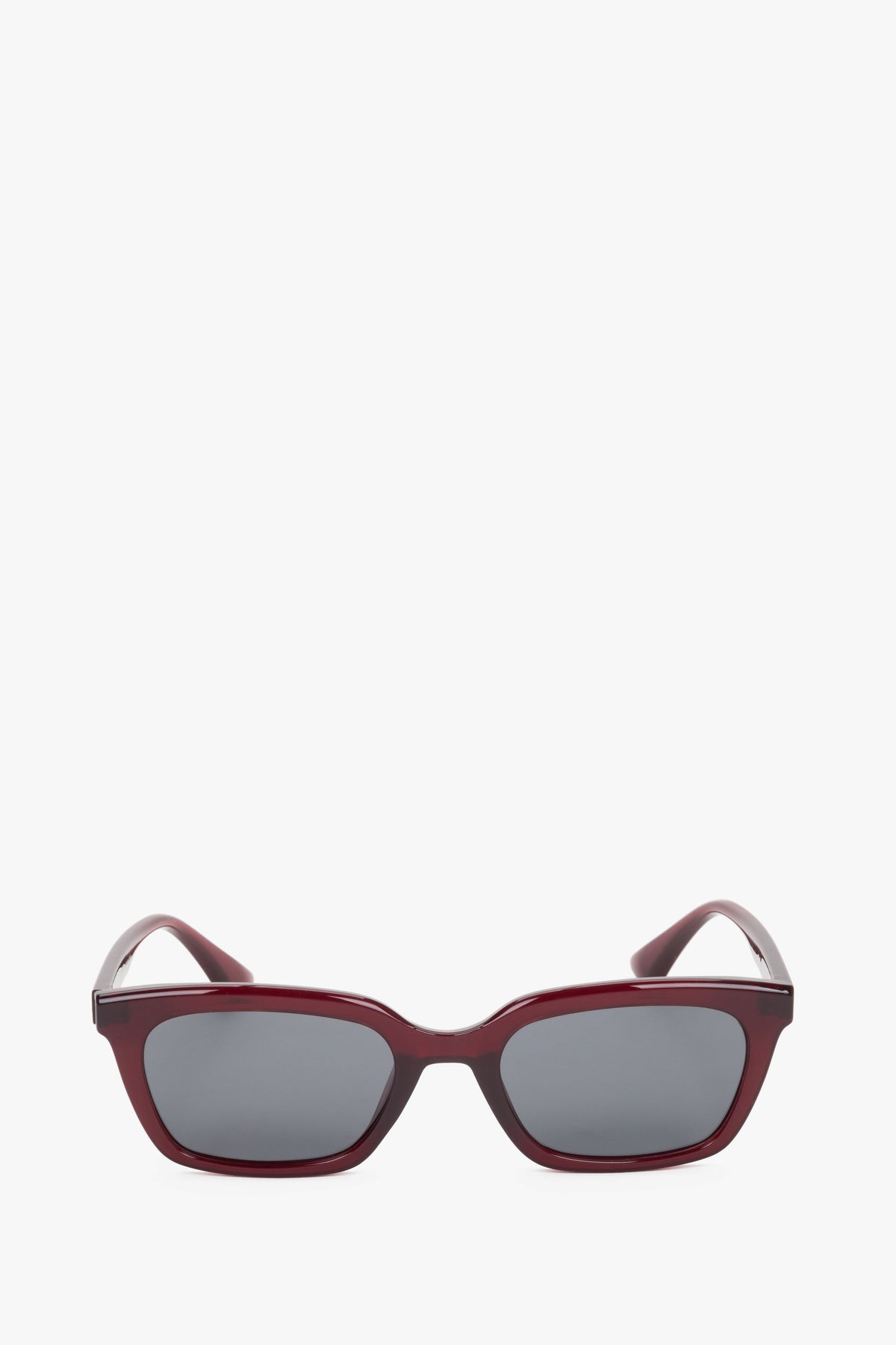 Frontale Ansicht der bordeauxroten Sonnenbrille mit dicker rechteckiger Polycarbonat-Fassung 