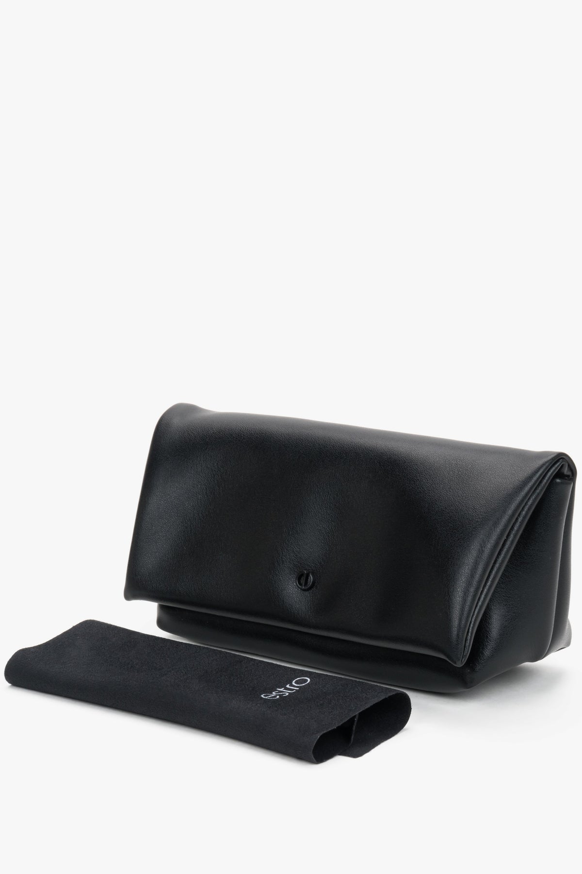 Das elegante schwarze Hartschalenetui von Estro, zusammen mit dem weichen Putztuch präsentiert 