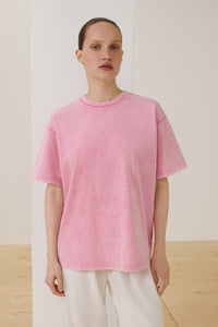 Model trägt rosa Damen-T-Shirt aus Baumwolle mit Washed-Effekt Vorderansicht