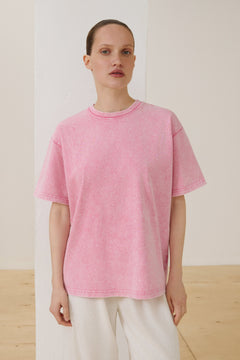 Model trägt rosa Damen-T-Shirt aus Baumwolle mit Washed-Effekt Vorderansicht