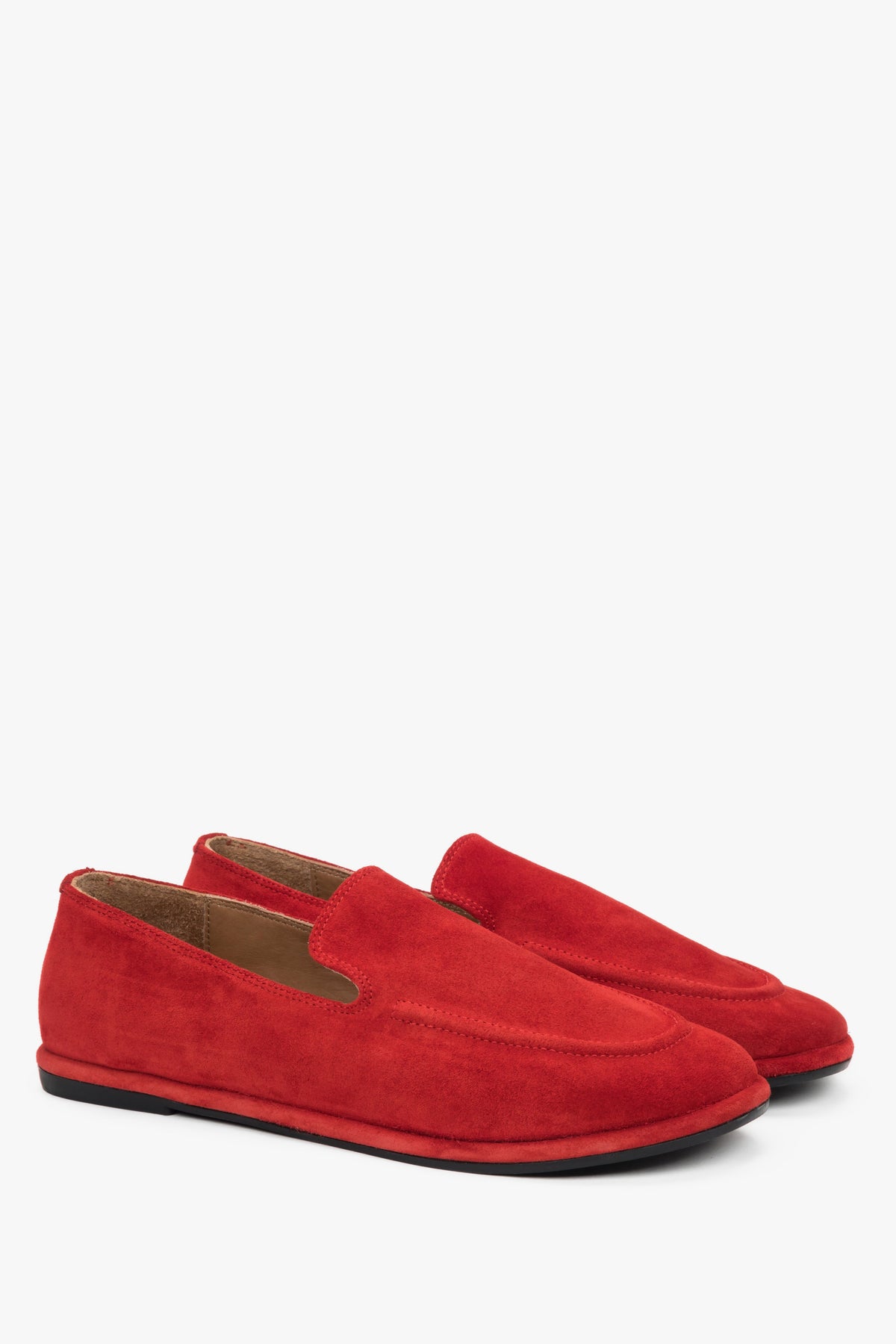 Schrägansicht der roten Veloursleder-Mokassins im Barefoot-Stil