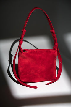 Rote Schultertasche aus Veloursleder