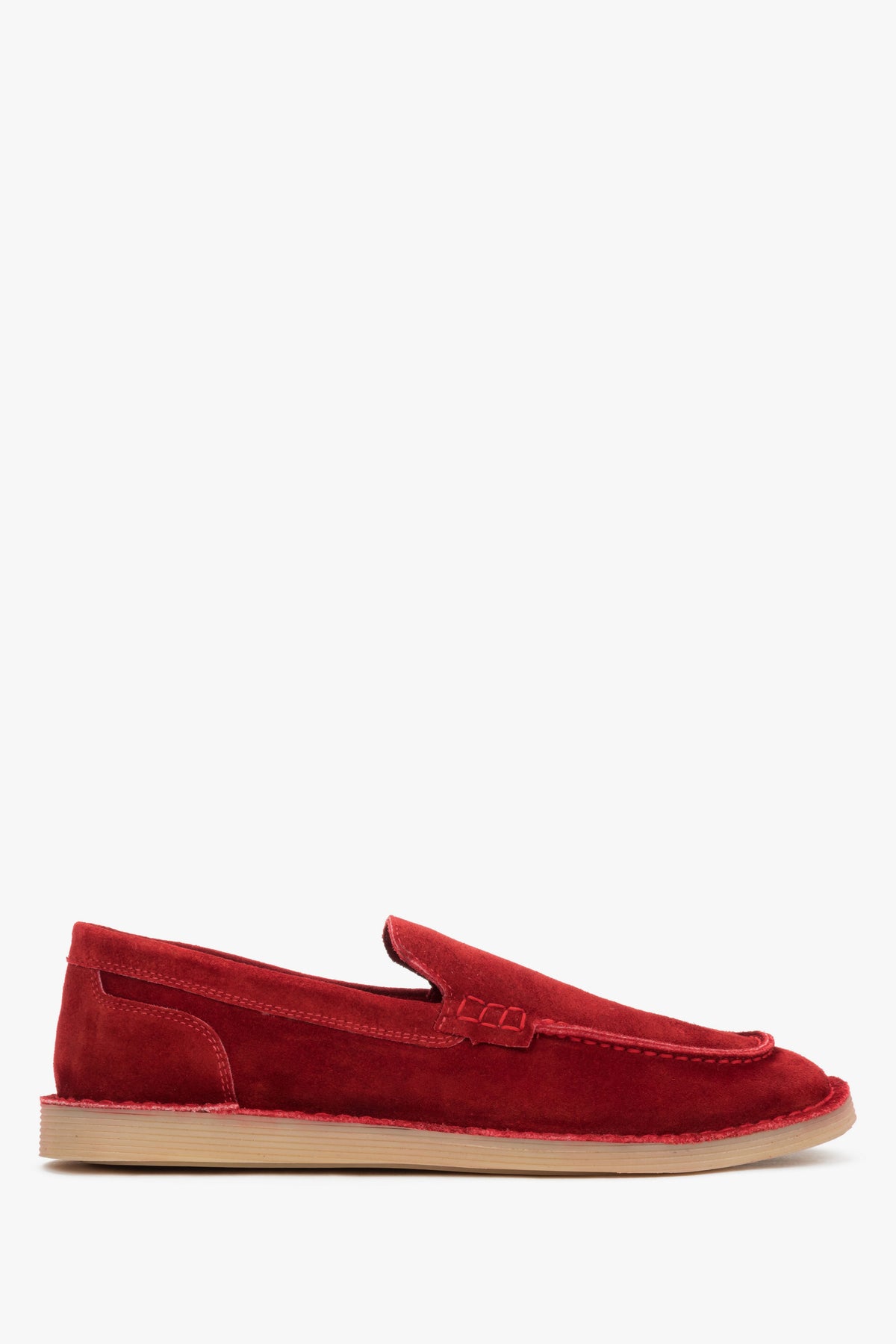 Rote Damen-Loafer von Estro aus weichem Veloursleder z markanten Nähten. 
