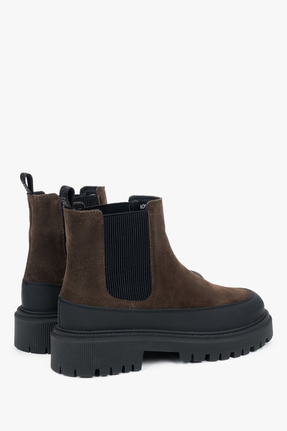 Estro Damen-Chelsea-Boots in Sattelbraun aus italienischem Velours und Leder – Nahaufnahme des elastischen Schafts.