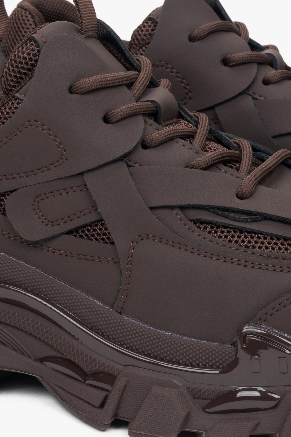 Damen-Sneaker in Dunkelbraun aus echtem Leder und Textilmaterial für Frühling und Herbst – Nahaufnahme des Schnürsystems.