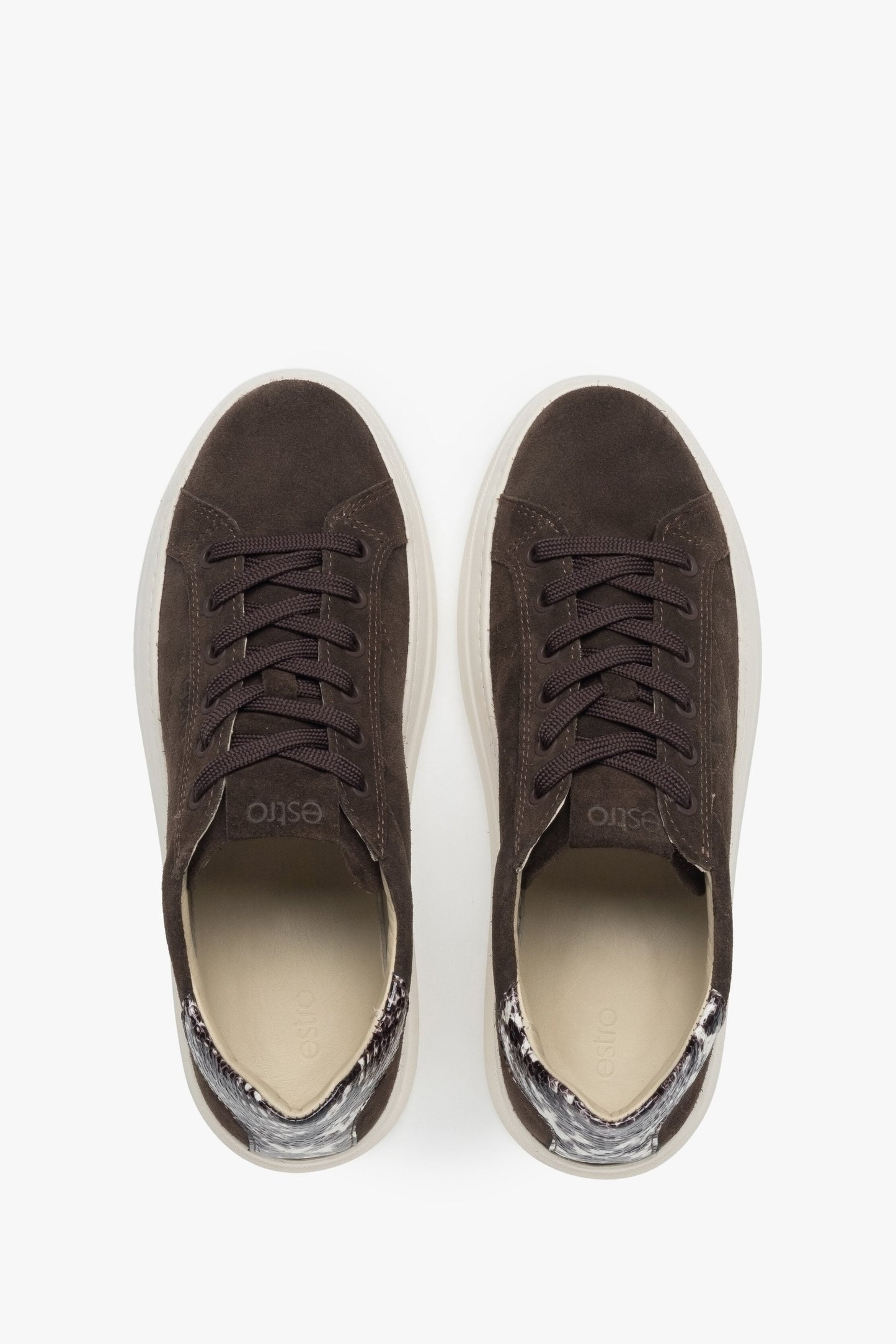 Damen-Sneaker von Estro in Sattelbraun: Animal-Print aus italienischem Velours – Nahaufnahme von oben.
