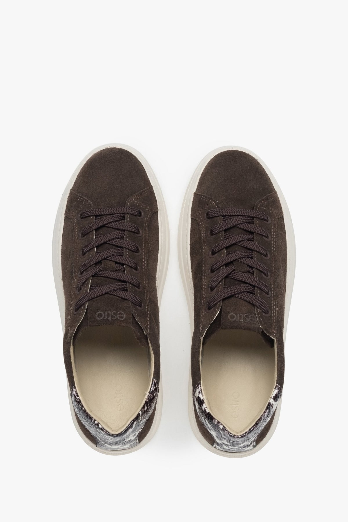 Damen-Sneaker von Estro in Sattelbraun: Animal-Print aus italienischem Velours – Nahaufnahme von oben.