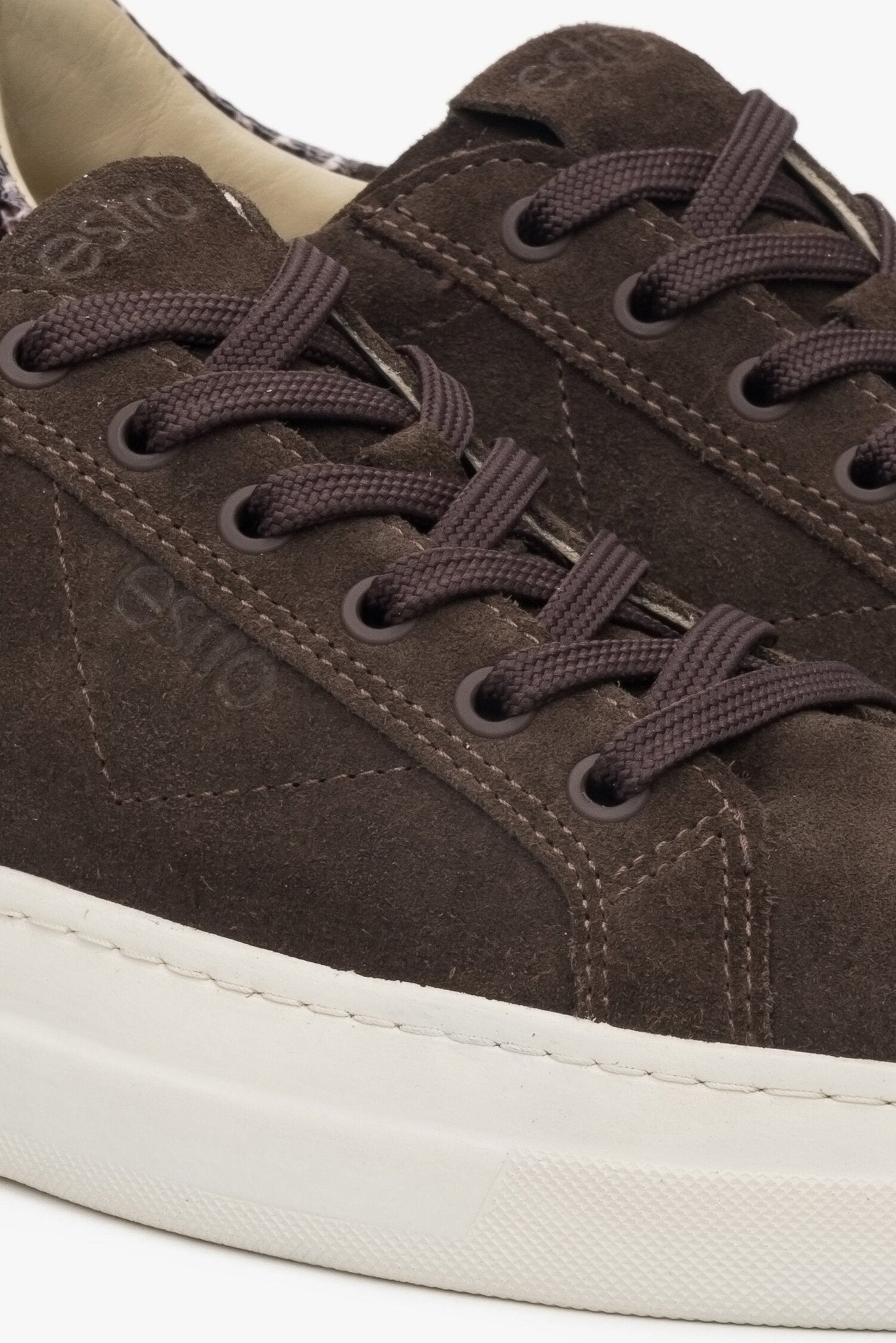 Sattelbraune Damen-Sneaker mit niedrigem Schaft und Animal-Print – Detailansicht.