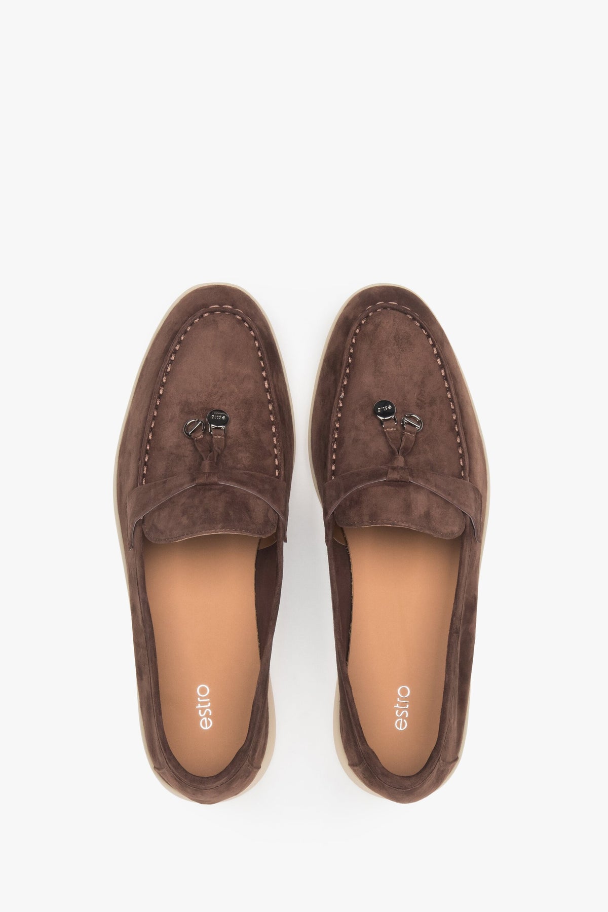 Damen-Loafer in Sattelbraun der Marke Estro aus Velours und Leder – Präsentation des Schuhwerks von oben.