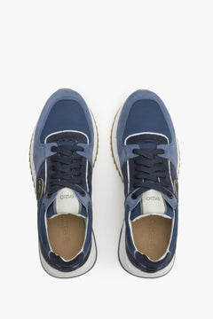 Draufsicht auf das Paar schwarz-blauer Herren-Sneaker mit Echtleder-Einlegesohle