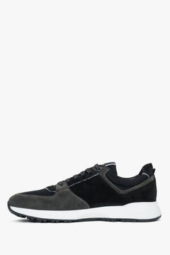 Seitliche Ansicht des schwarz-grauen Herren-Sneakers aus italienischem Velours