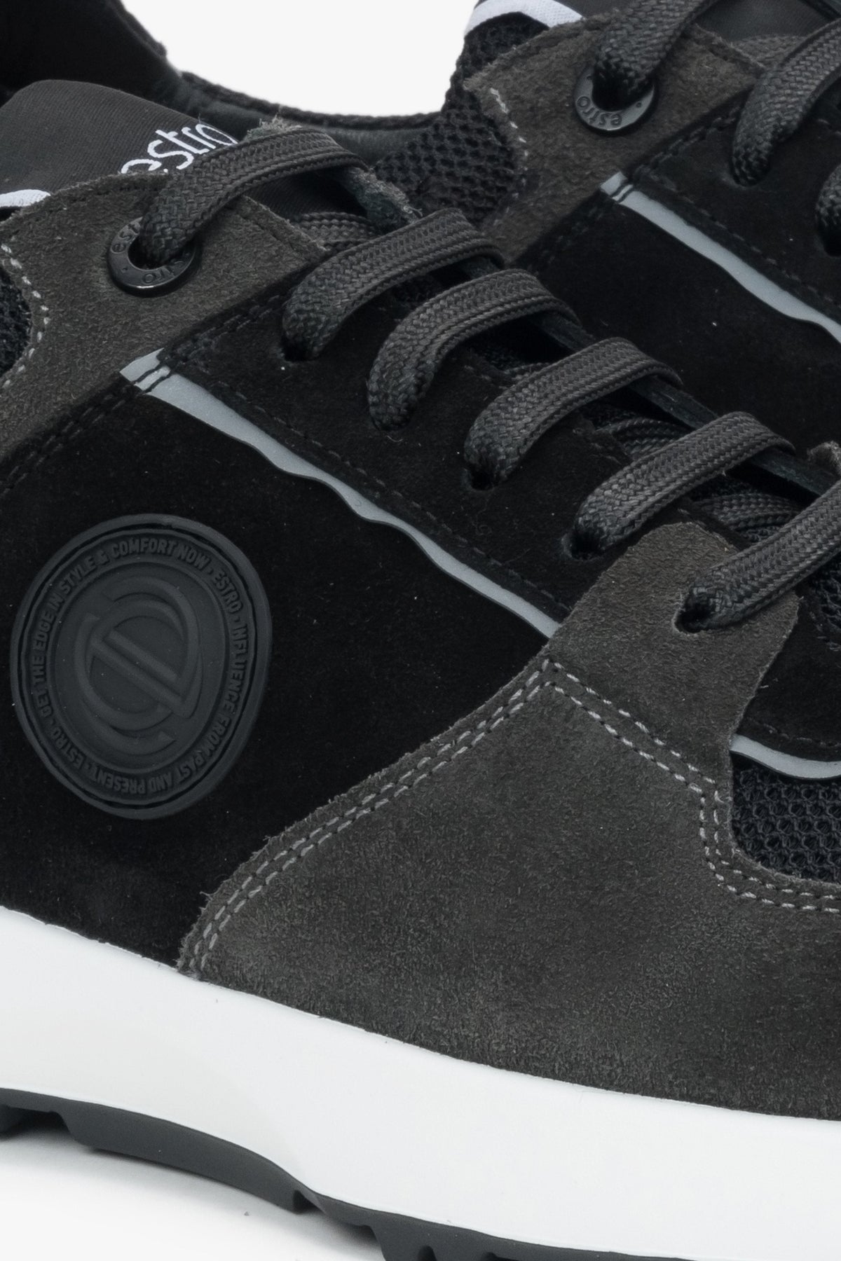 Detailansicht des schwarz-grauen Herren-Sneakers aus italienischem Veloursleder mit seitlichem Markenlogo und Schnürung