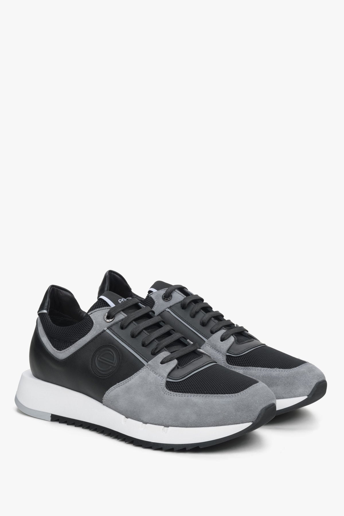 Frontalansicht der schwarz-grauen Herren-Sneakers aus Veloursleder mit flexibler Sohle