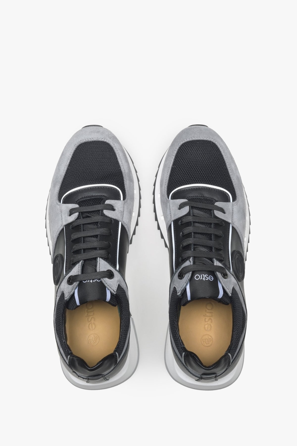 Draufsicht auf die schwarz-grauen Schnürsneakers mit Lederfutter