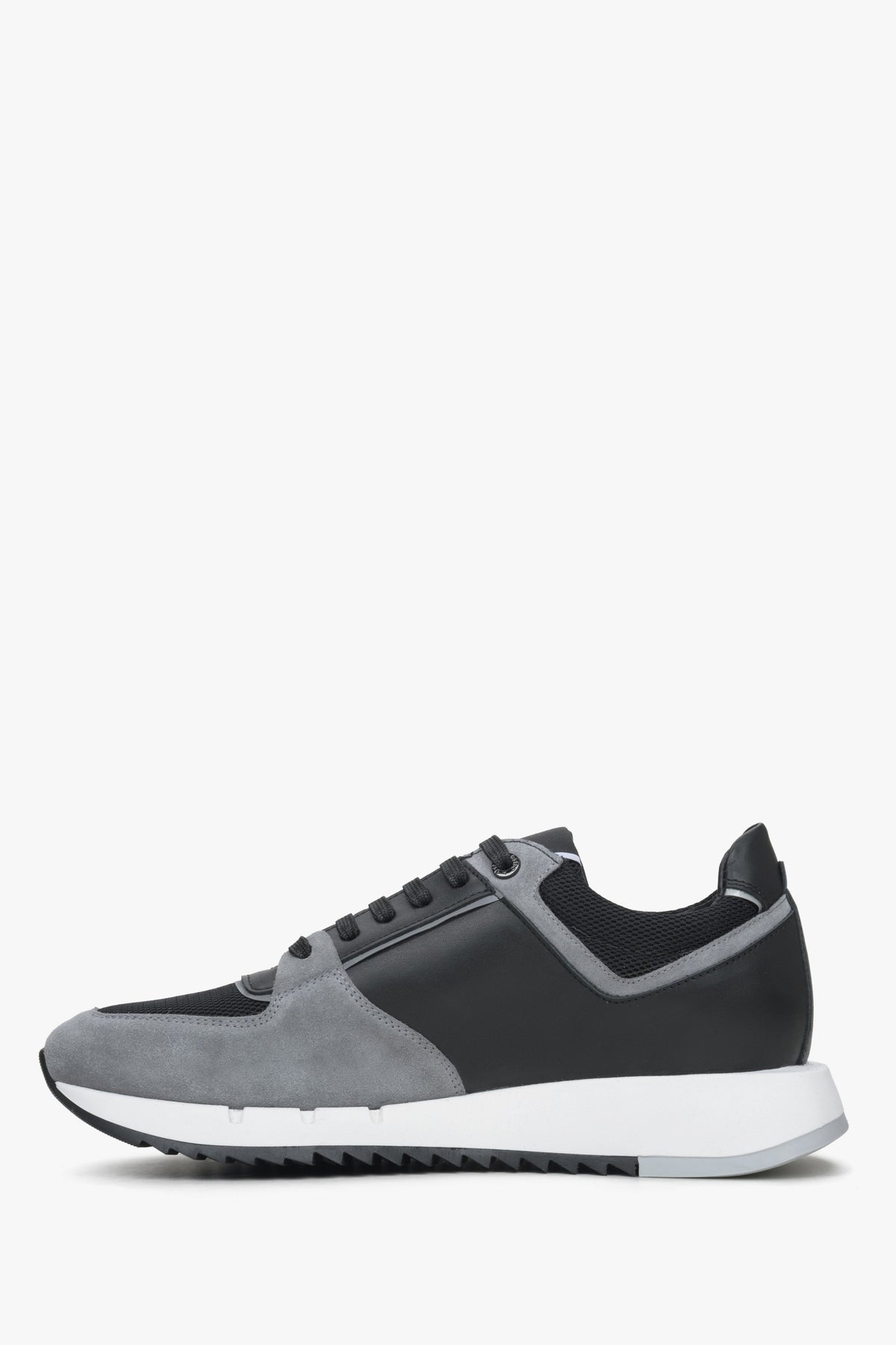 Flaches Seitenprofil der schwarz-grauen Herren-Sneakers aus Veloursleder und Textil