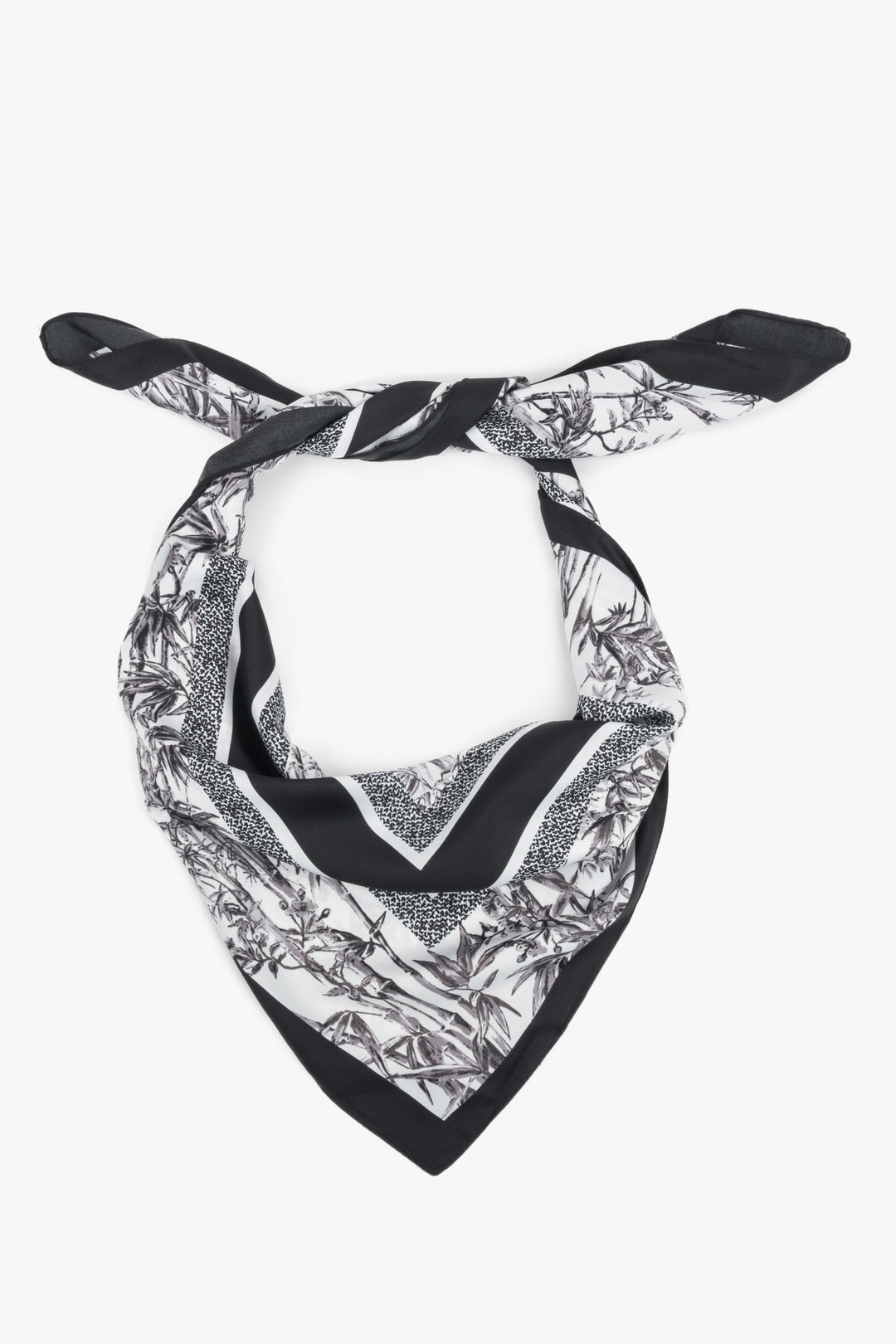 Schwarz-weißes Damen-Halstuch mit Dschungel-Motiv elegant gebunden