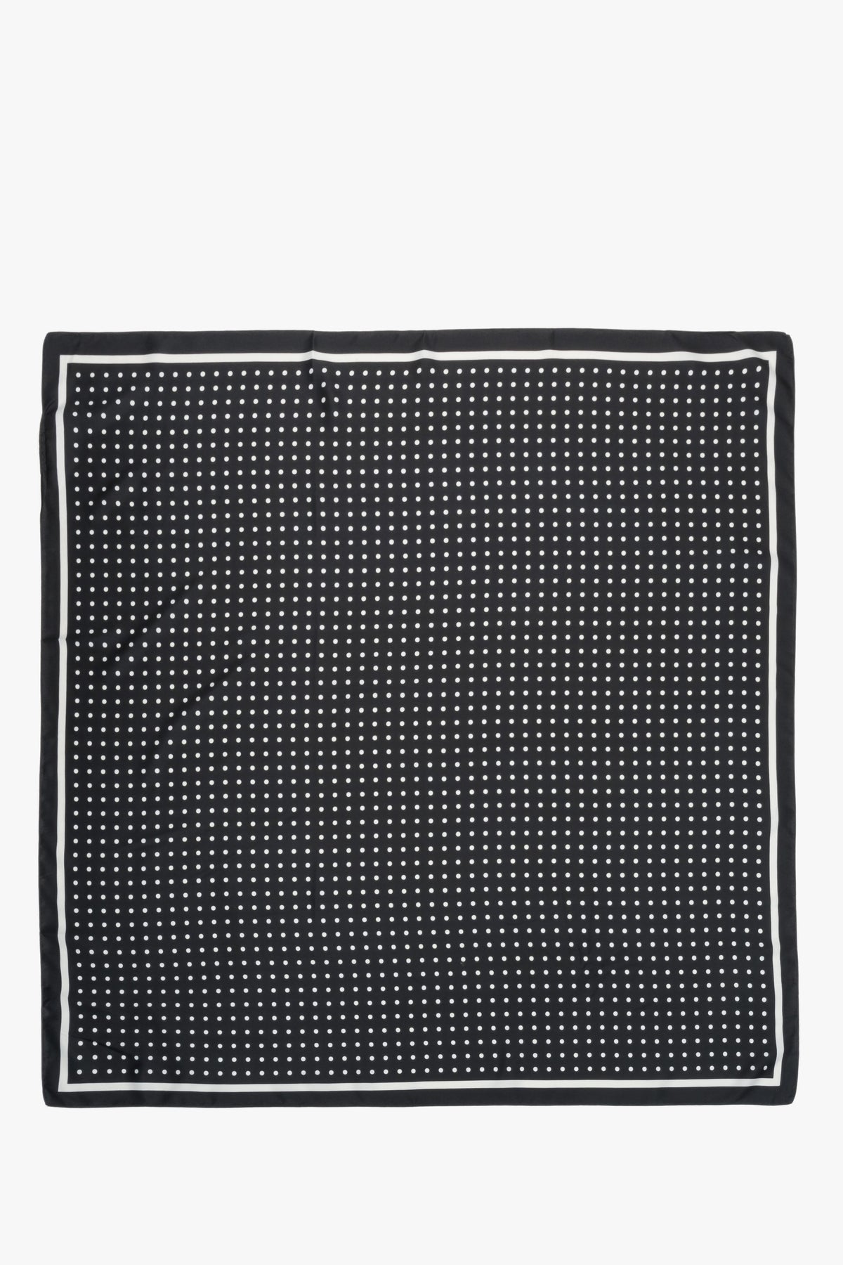 Ganzansicht des quadratischen Damen-Ziertuchs zur Veranschaulichung des Polka-Dot-Designs