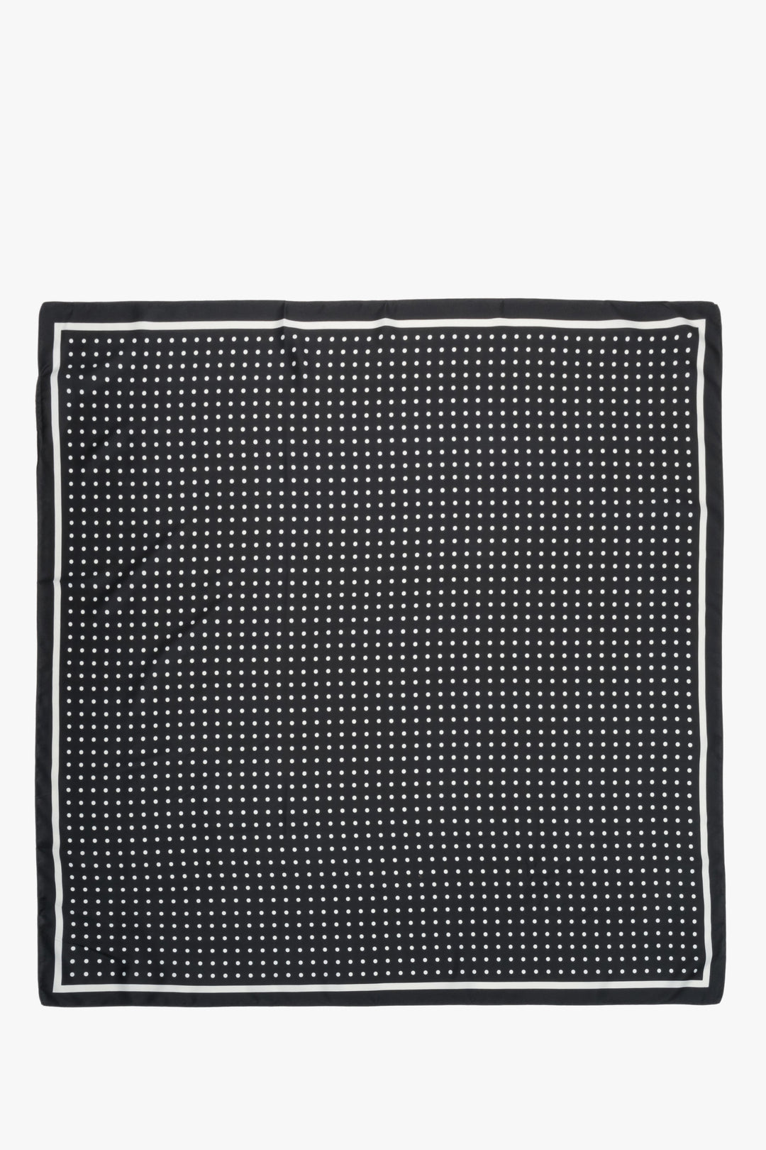 Ganzansicht des quadratischen Damen-Ziertuchs zur Veranschaulichung des Polka-Dot-Designs