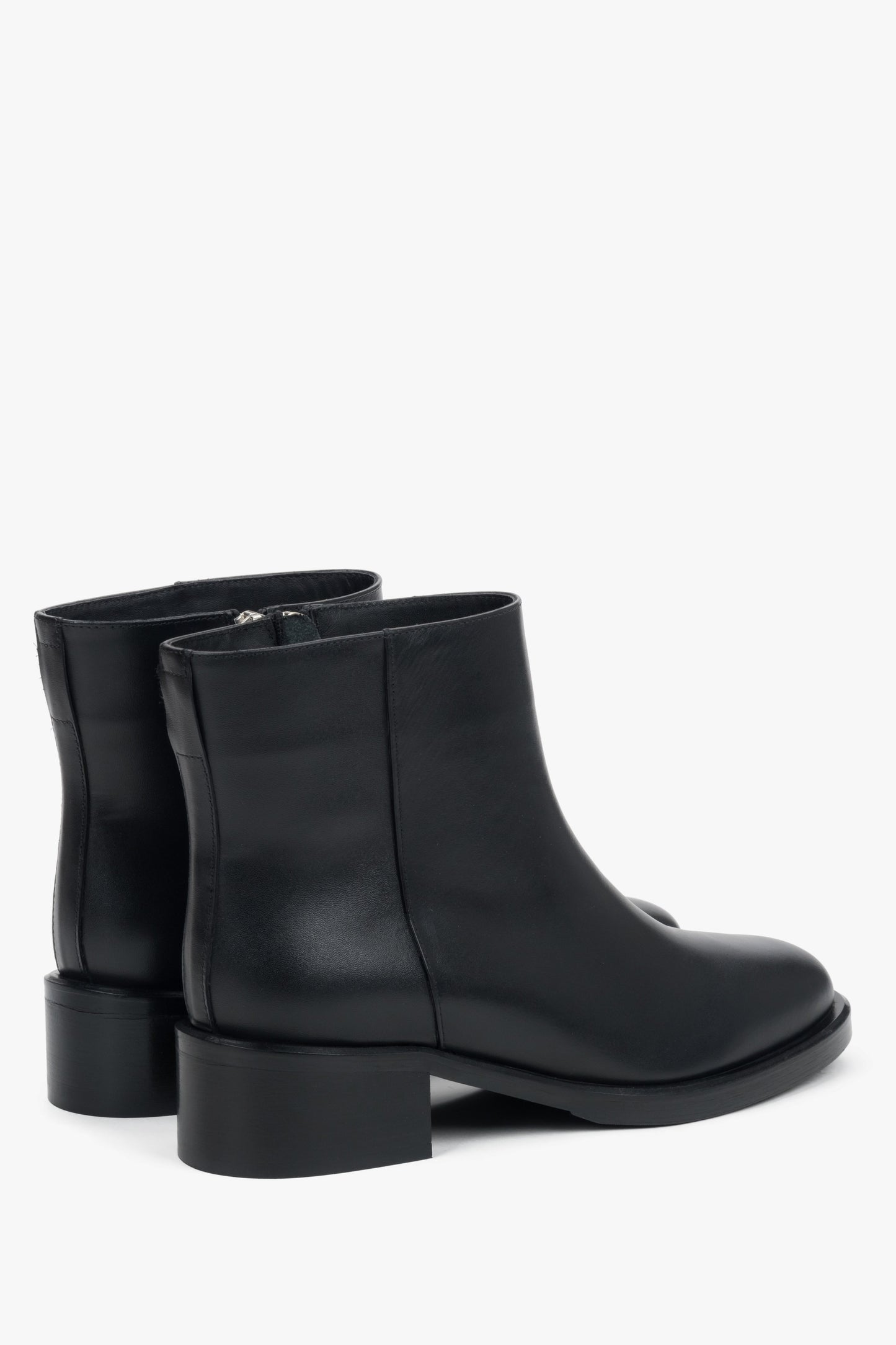 Rückwärtige Schrägansicht des Stiefeletten-Paares mit cleaner Linienführung