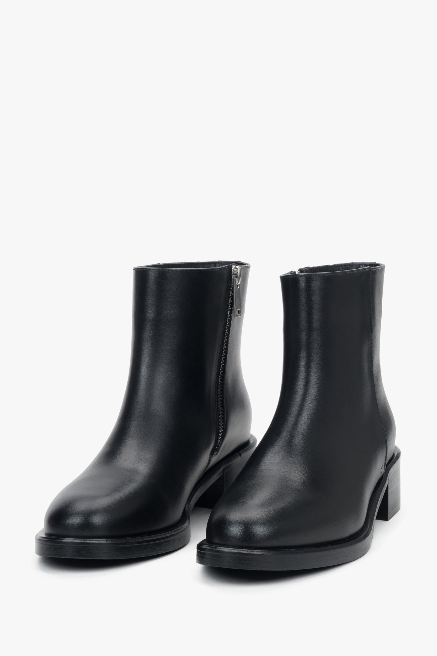 Frontale Schrägansicht der kurzen Stiefeletten-Variante 