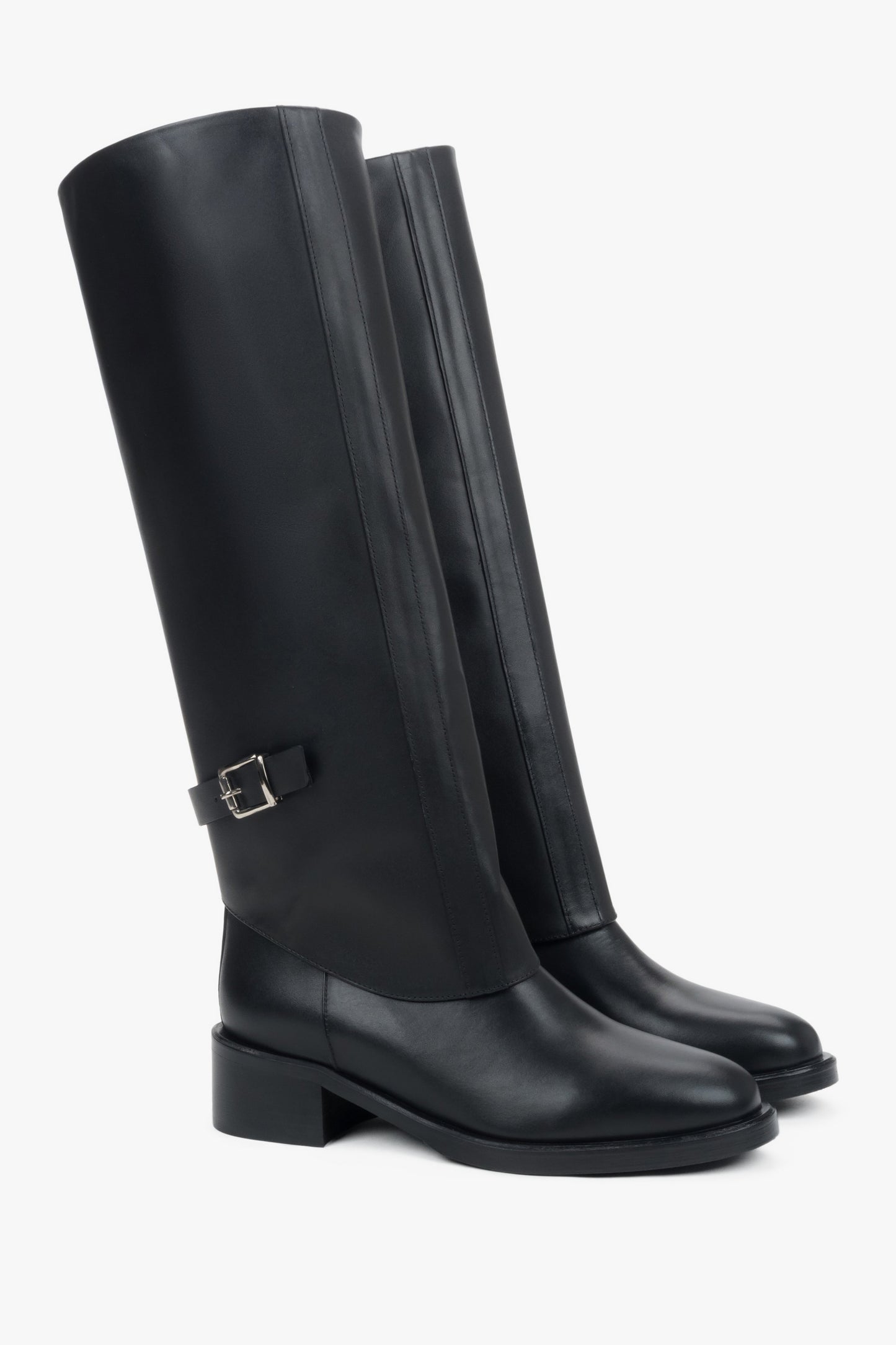 Schrägansicht des Langschaftstiefel-Paares zur Veranschaulichung der glatten Leder-Silhouette 