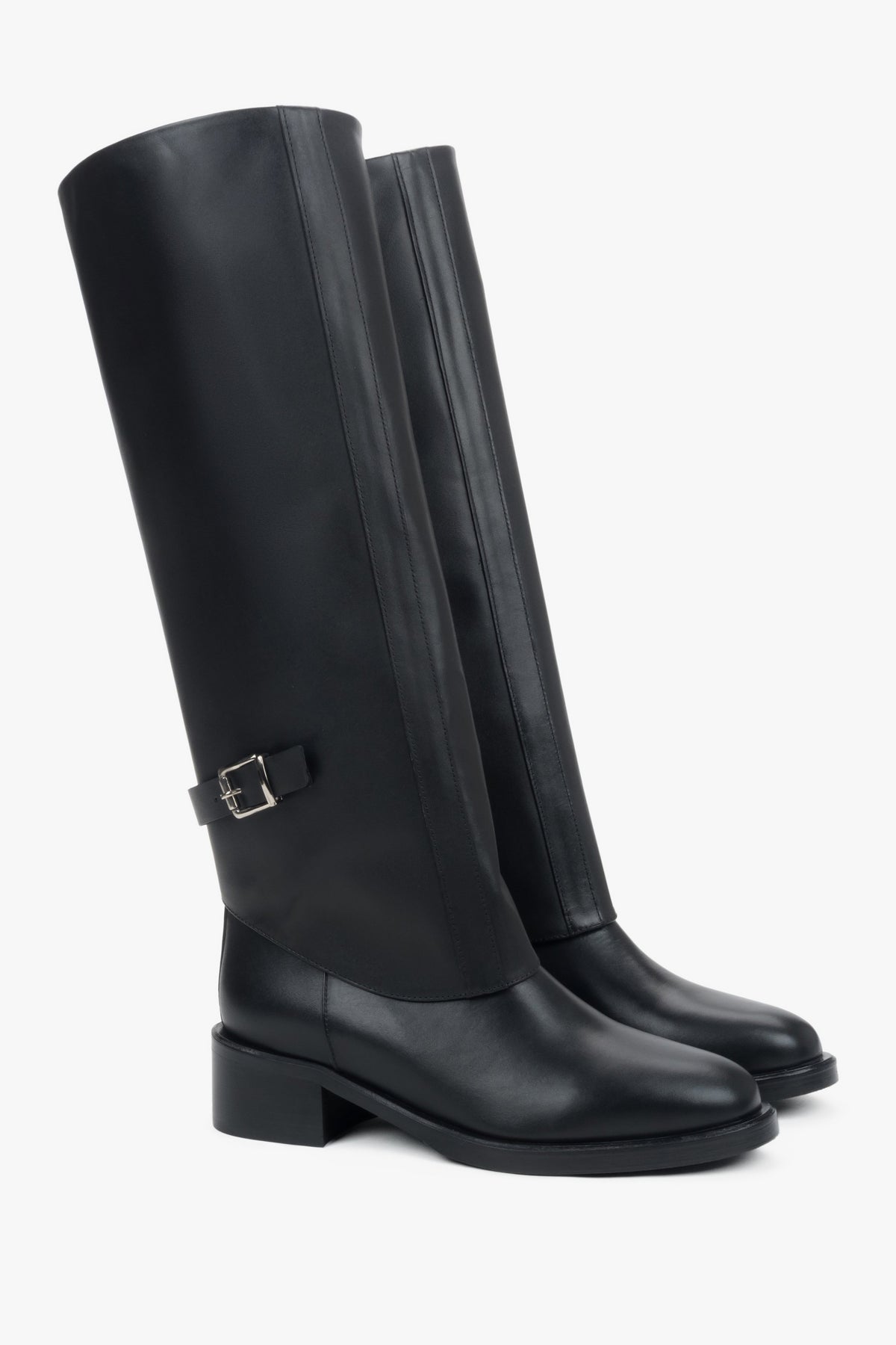 Schrägansicht des Langschaftstiefel-Paares zur Veranschaulichung der glatten Leder-Silhouette 