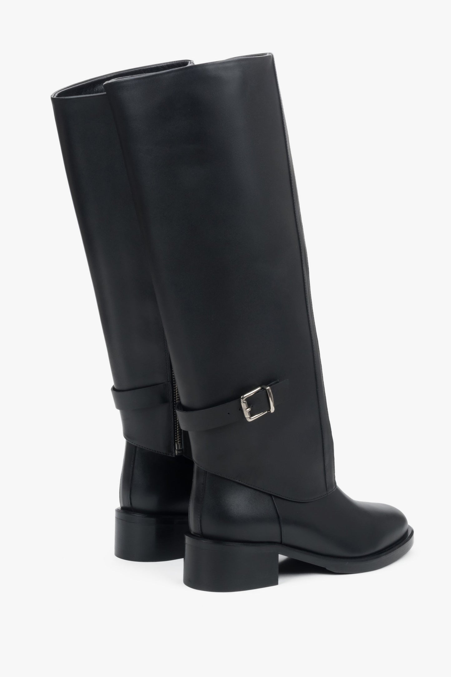 Rückwärtige Schrägansicht der Langschaftstiefel mit Fokus auf den flachen Absatz