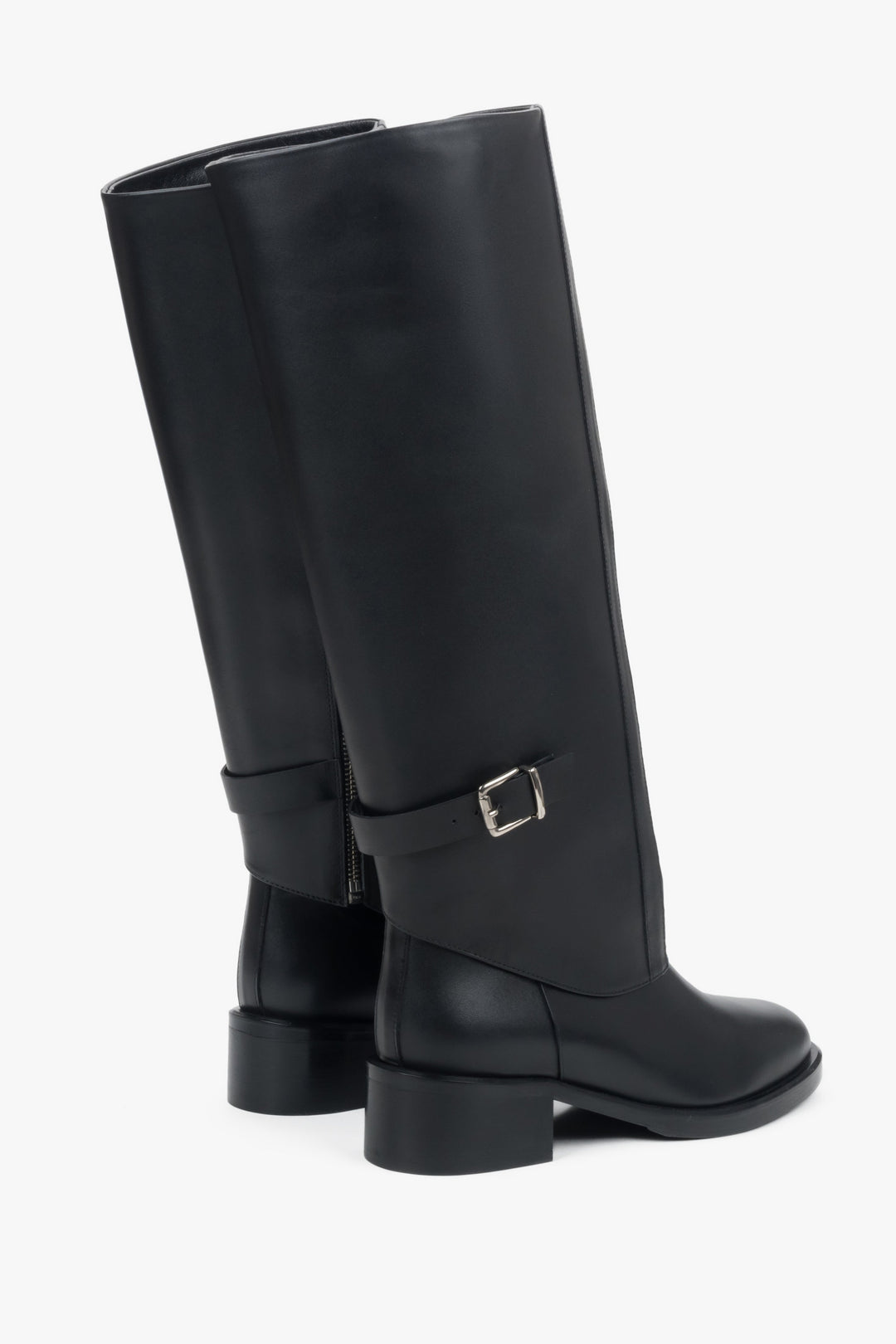 Rückwärtige Schrägansicht der Langschaftstiefel mit Fokus auf den flachen Absatz