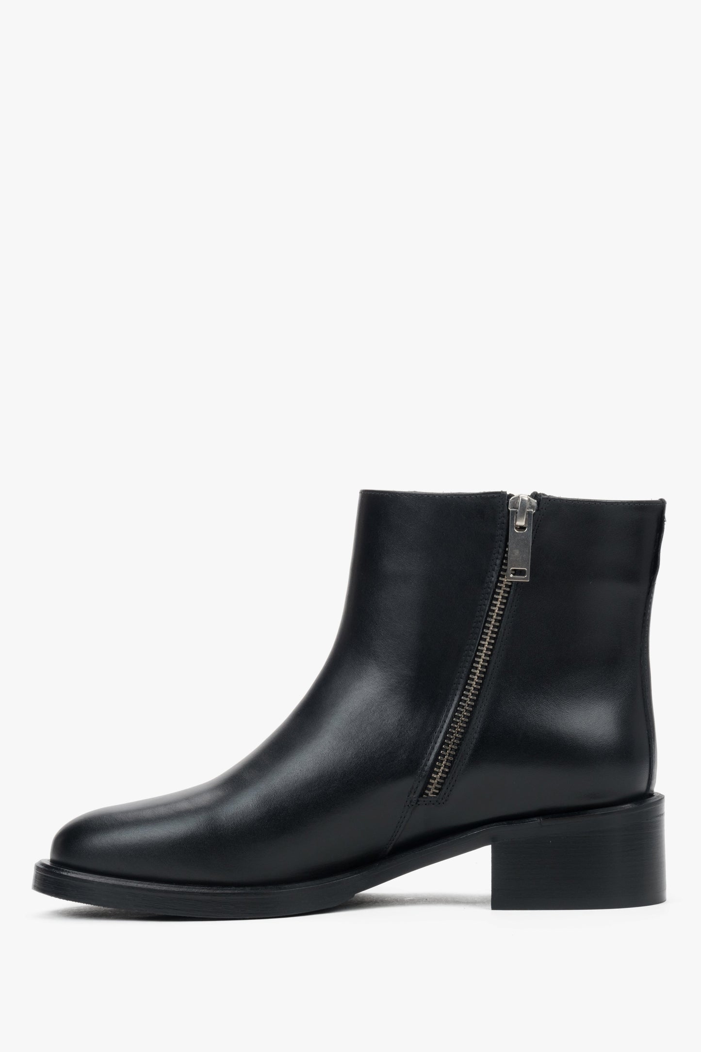 Flache Profilansicht der Innenseite der kurzen Stiefelette nach dem Abnehmen des Schafts 