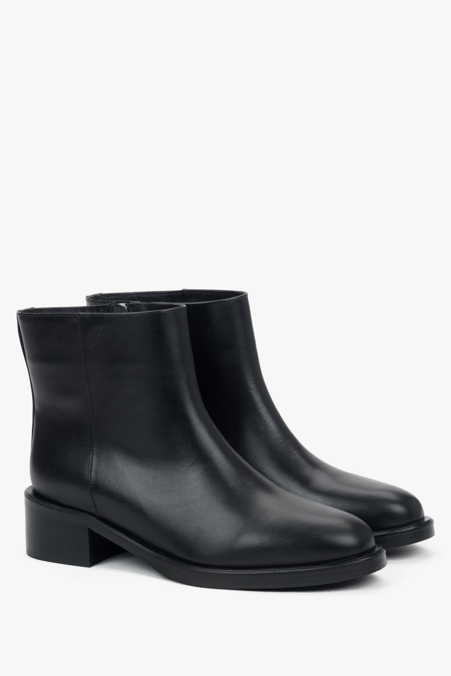 Schrägansicht des Paares in der eleganten Stiefeletten-Version 