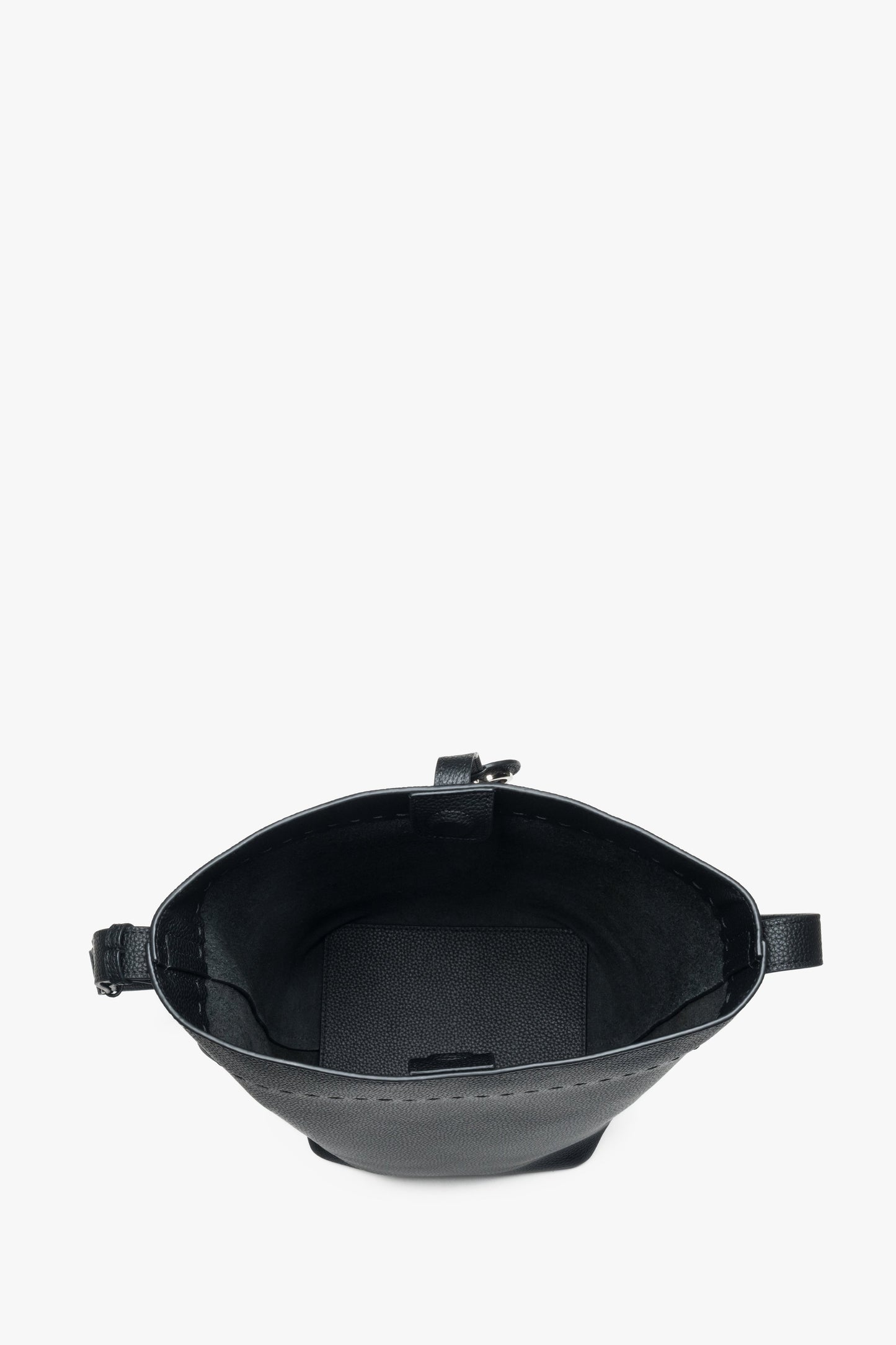 Blick in das geräumige Hauptfach der schwarzen Damen Schultertasche.