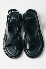 Schräge Ansicht der schwarzen Casual Damen-Sandalen mit Plateausohle aus weichem Echtleder.