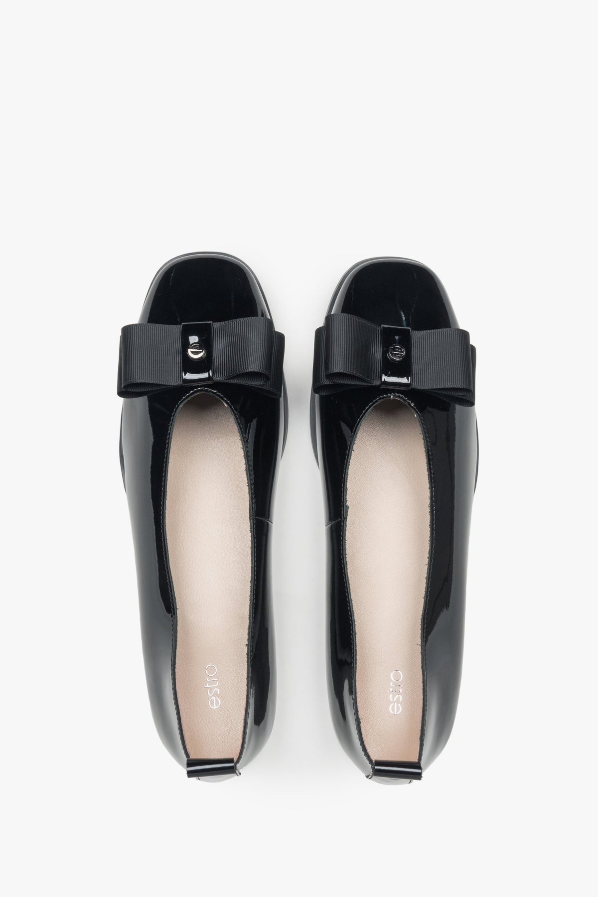 Schwarze Lack-Ballerinas von Estro mit Schleife – Ansicht von oben.