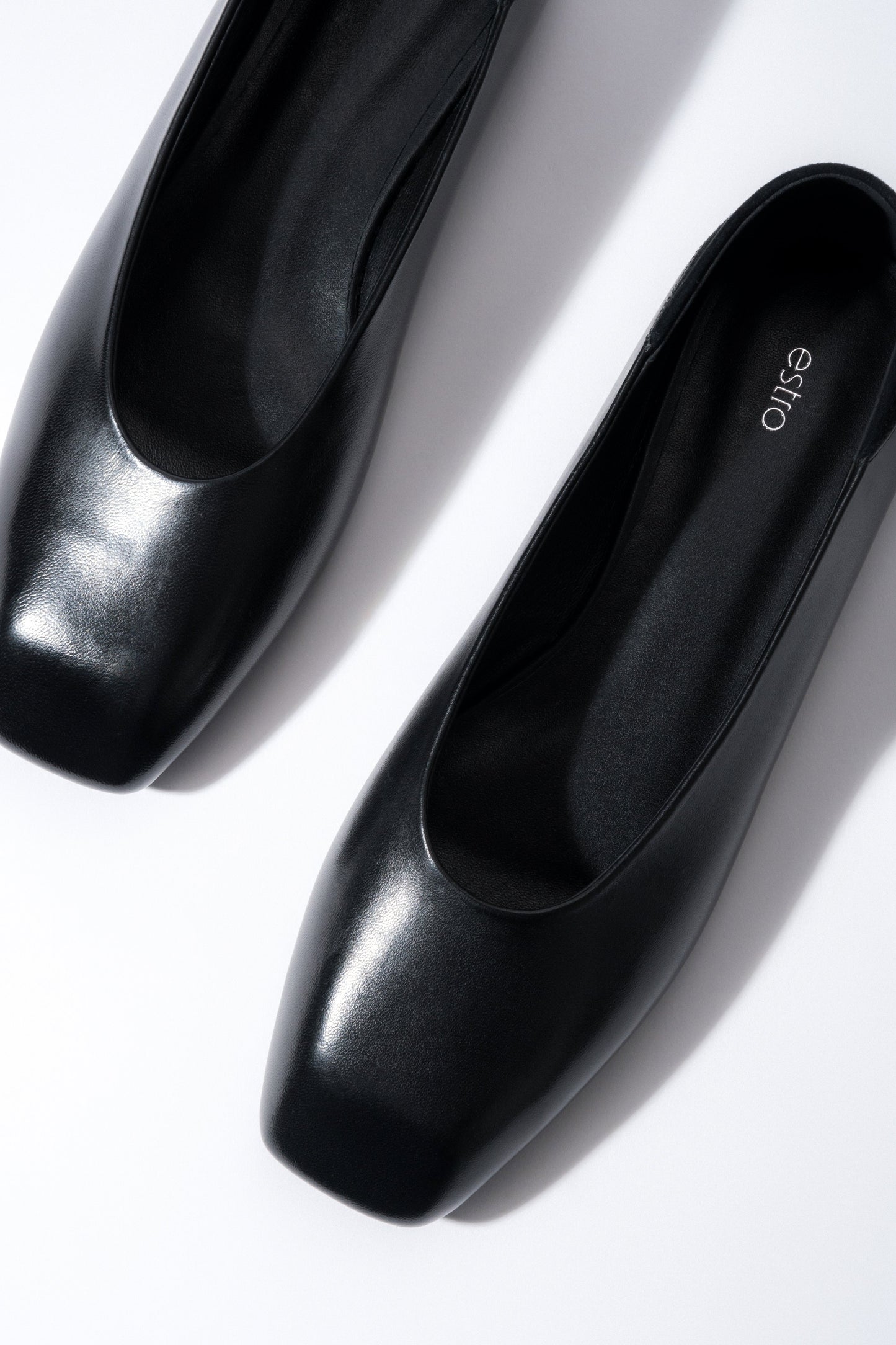 Schwarze Damen-Ballerinas aus Echtleder von oben mit eckiger Schuhspitze