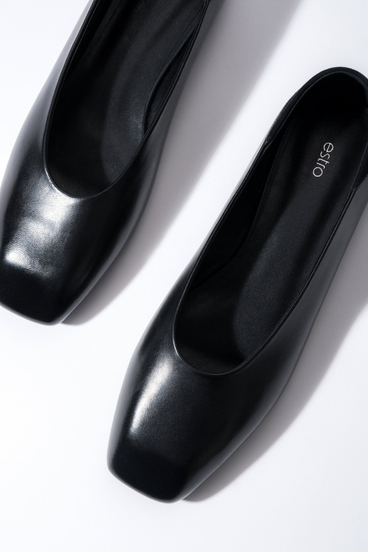 Schwarze Damen-Ballerinas aus Echtleder von oben mit eckiger Schuhspitze