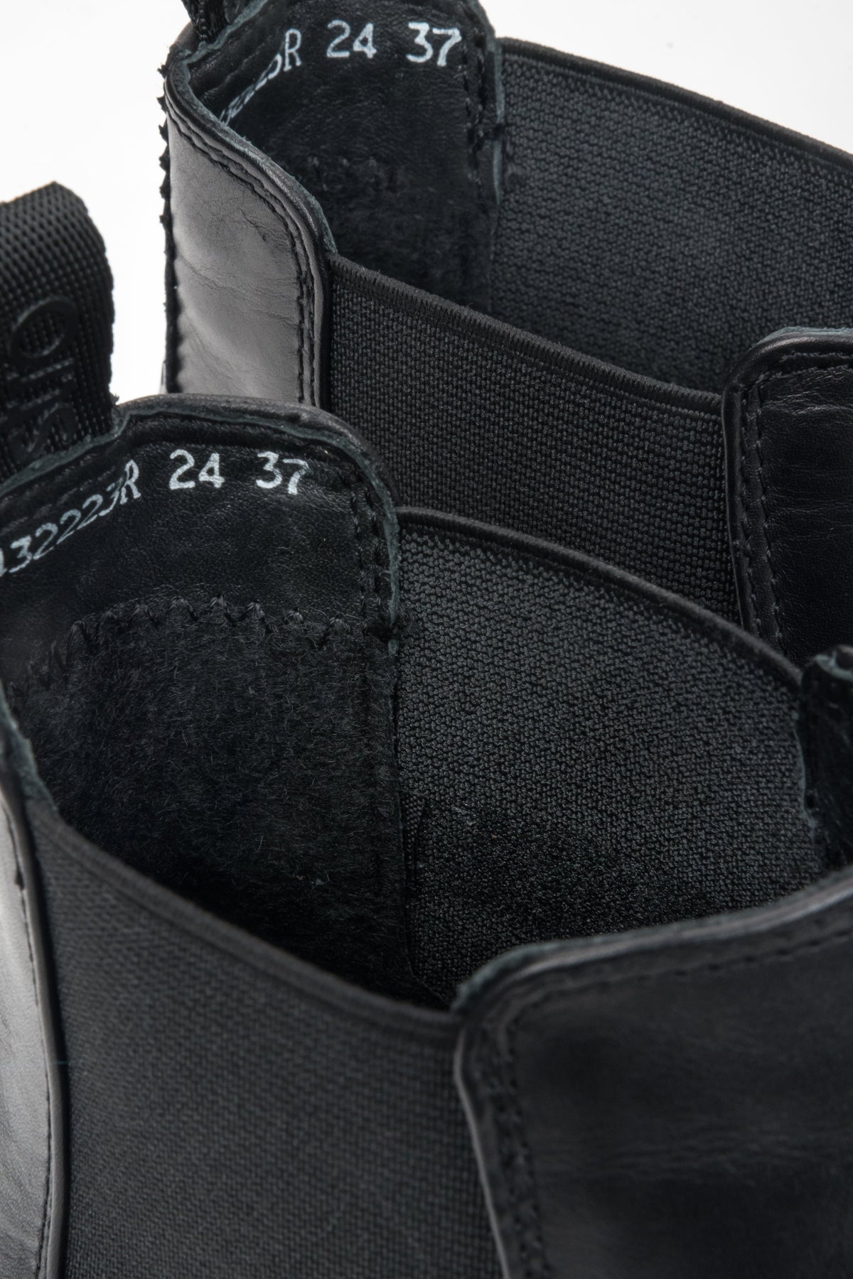 Schwarze Leder-Chelsea-Stiefel für Damen von Estro – Detailaufnahme.