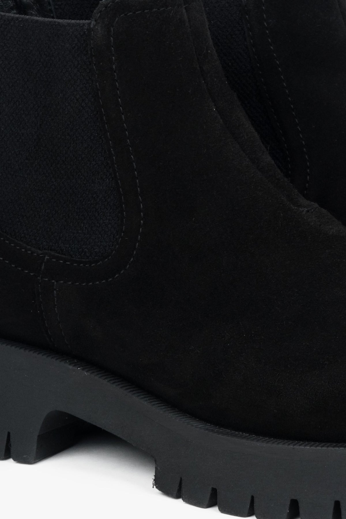 Schwarze niedrige Damen-Chelsea-Stiefeletten von Estro – Details.