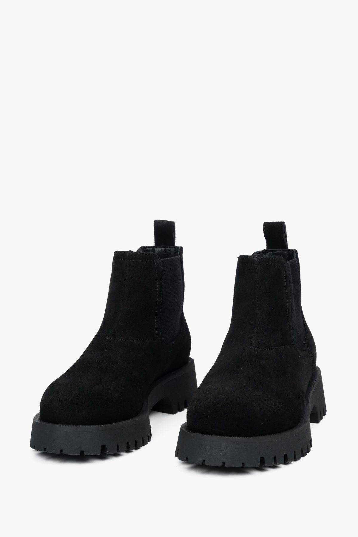Schwarze Damen-Chelsea-Stiefel von Estro aus echtem Veloursleder – Vorderansicht des Modells.