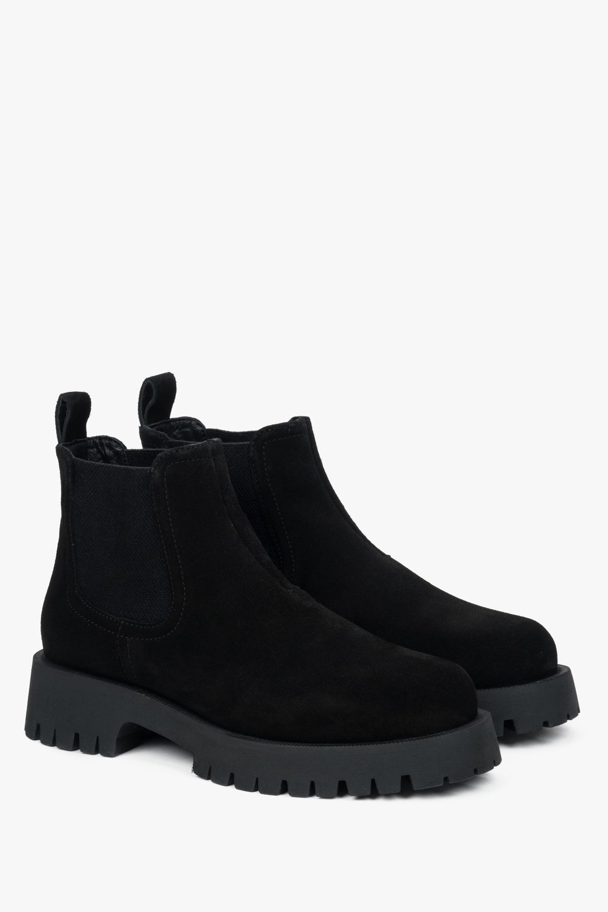Schwarze niedrige Chelsea-Stiefel aus echtem Veloursleder von Estro.