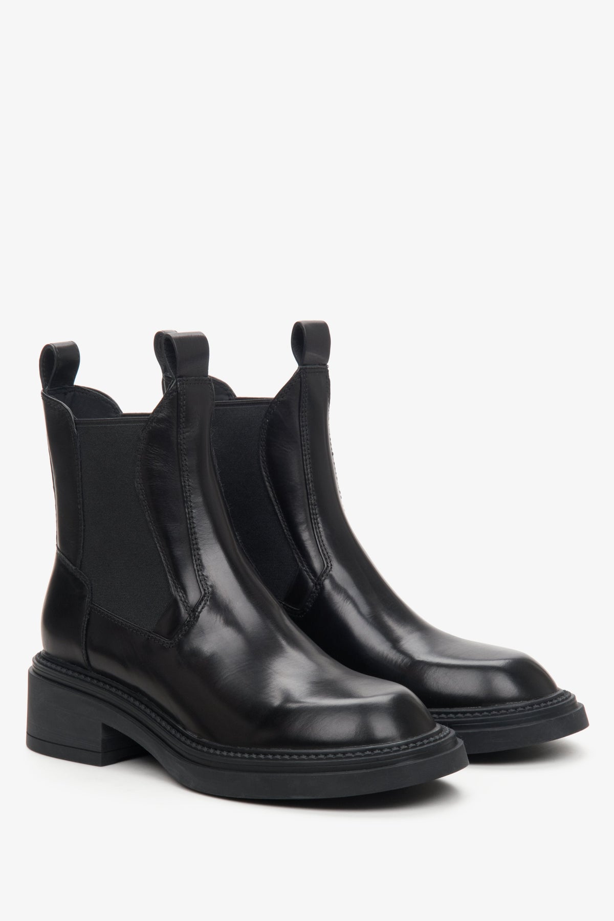 Schräge Frontalansicht der schwarzen Leder-Stiefeletten auf markanter dicker Sohle