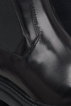 Nahaufnahme des elastischen Einsatzes und der feinen Ledertextur am Schaft