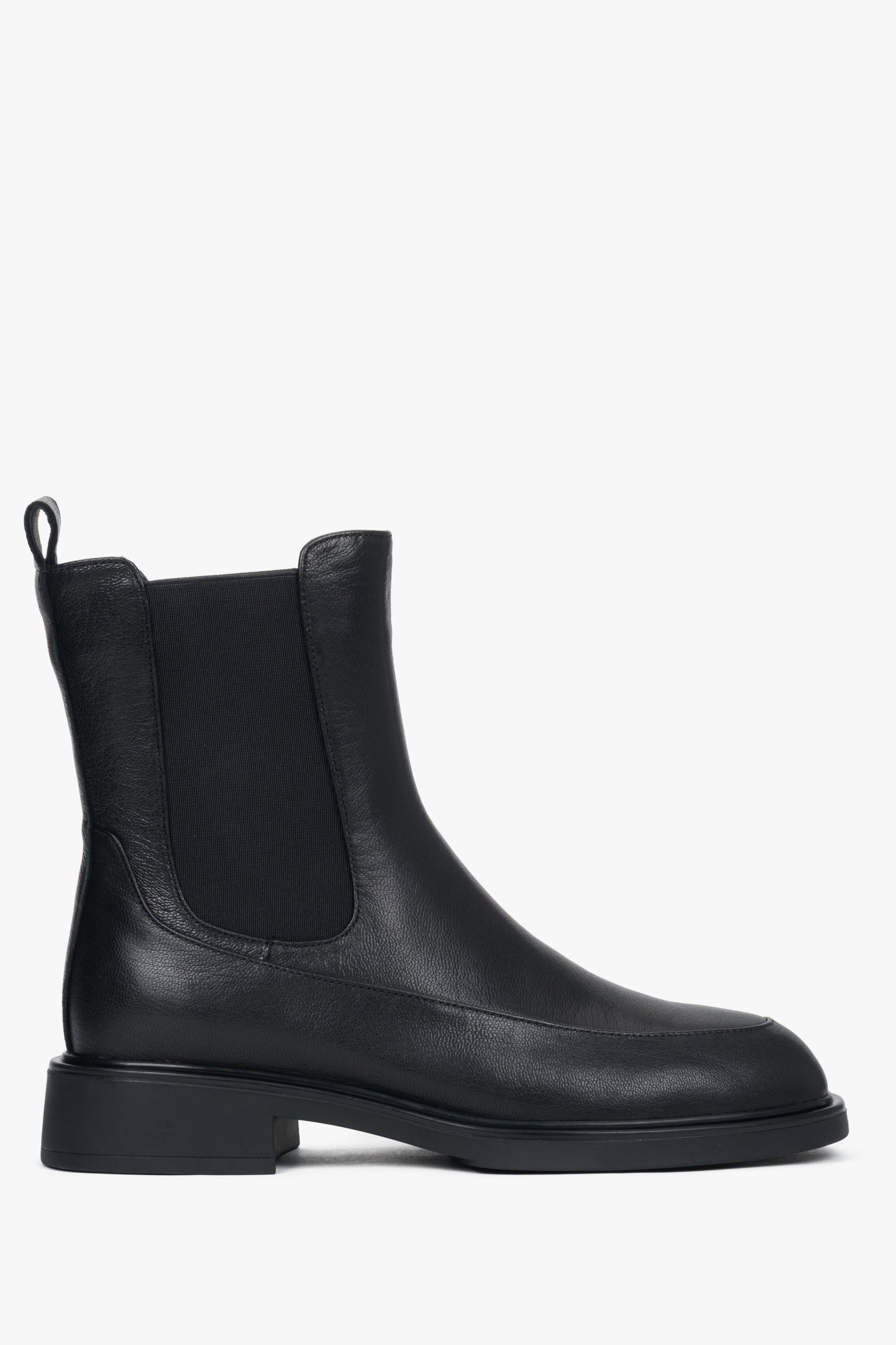 Flache Profilansicht der Außenseite des schwarzen Leder-Chelsea-Boots mit flachem Absatz 
