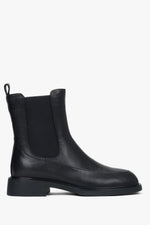 Flache Profilansicht der Außenseite des schwarzen Leder-Chelsea-Boots mit flachem Absatz 