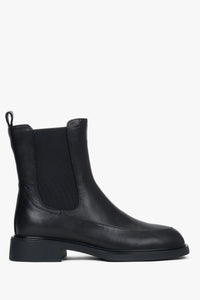 Flache Profilansicht der Außenseite des schwarzen Leder-Chelsea-Boots mit flachem Absatz 