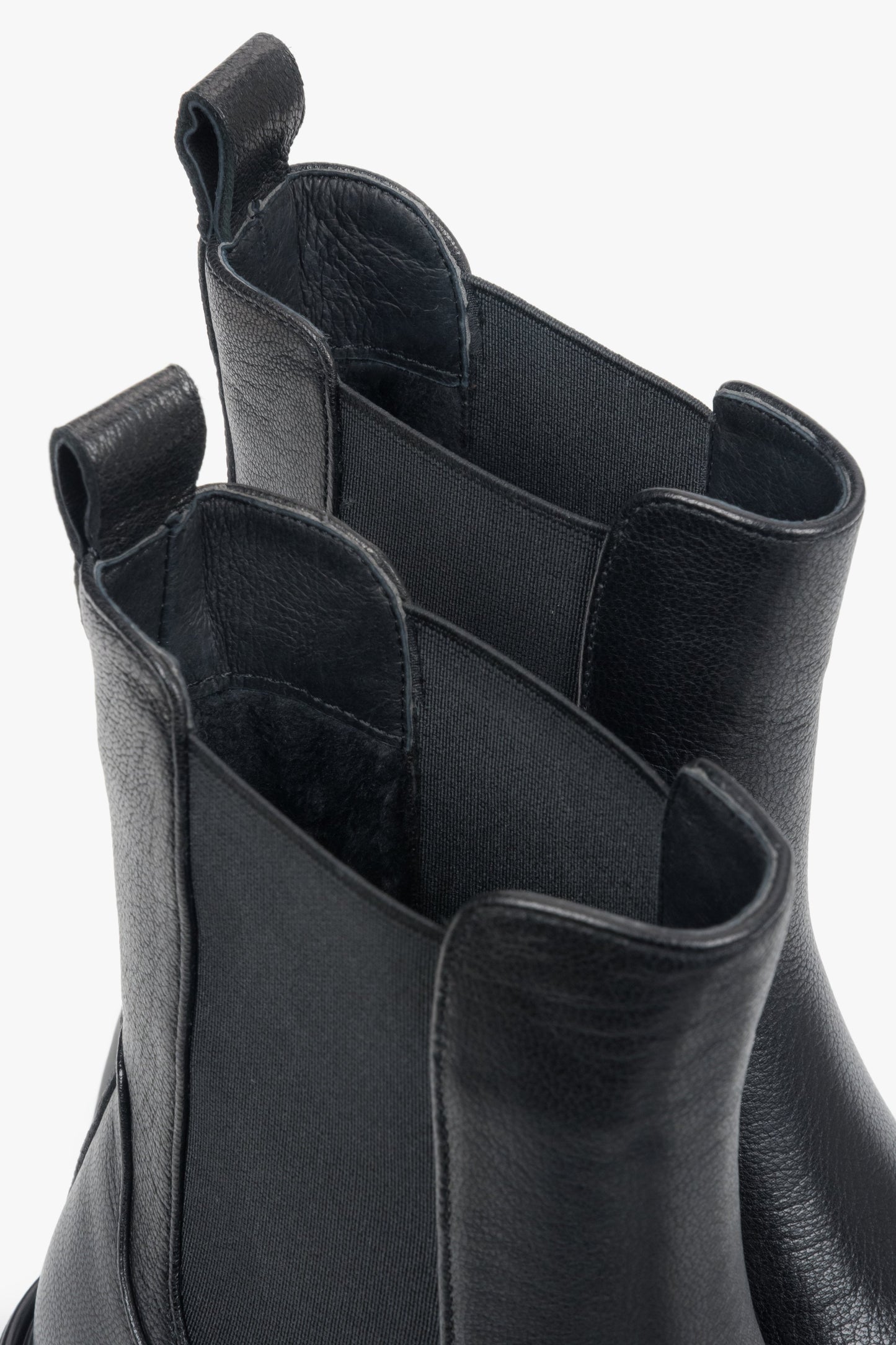 Nahaufnahme der oberen Schaftkante der schwarzen Leder-Chelsea-Boots mit Blick auf die elastischen Einsätze und die praktische Anziehlasche