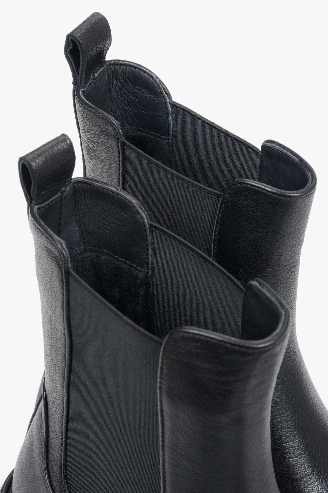 Nahaufnahme der oberen Schaftkante der schwarzen Leder-Chelsea-Boots mit Blick auf die elastischen Einsätze und die praktische Anziehlasche